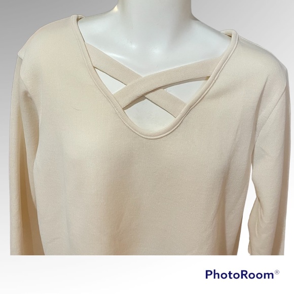 Criss cross neck sweater. - Picture 3 of 8